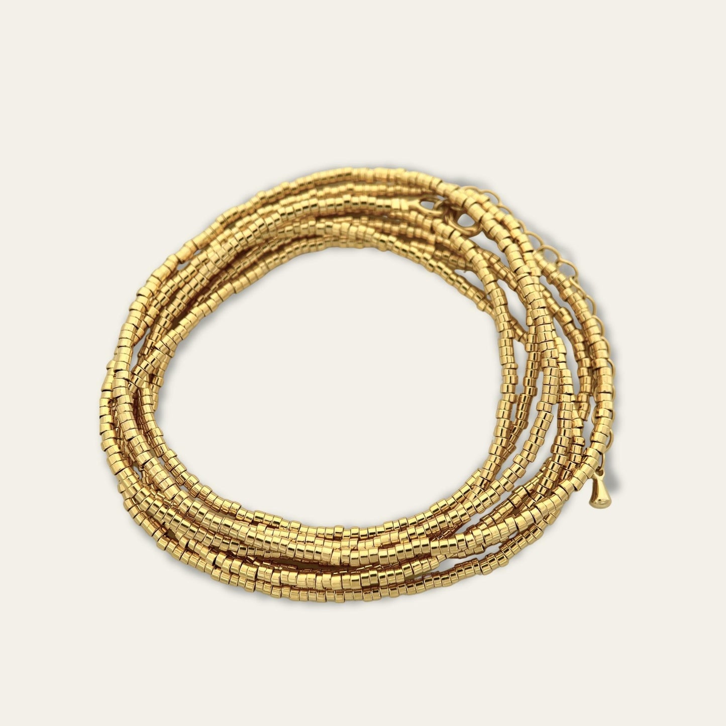 Collar o pulsera de mostacillas enchapadas en oro de 18 kt, sobre fondo blanco - Coca Johnson Joyas - Chile