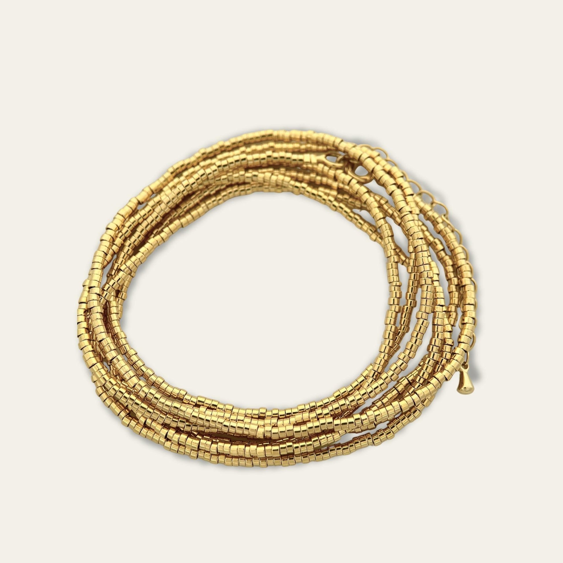 Collar o pulsera de mostacillas enchapadas en oro de 18 kt, sobre fondo blanco - Coca Johnson Joyas - Chile