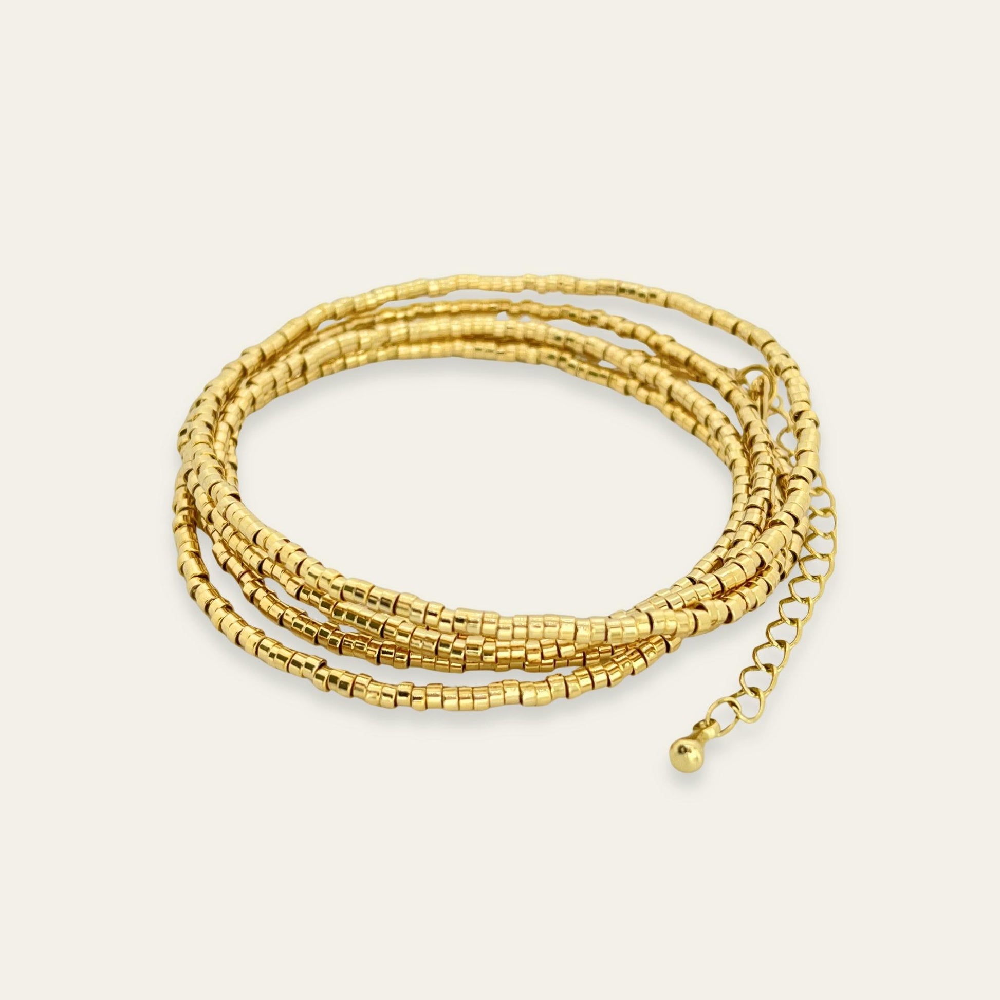 Collar o pulsera de mostacillas enchapadas en oro de 18 kt, sobre fondo blanco  - Coca Johnson Joyas - Chile