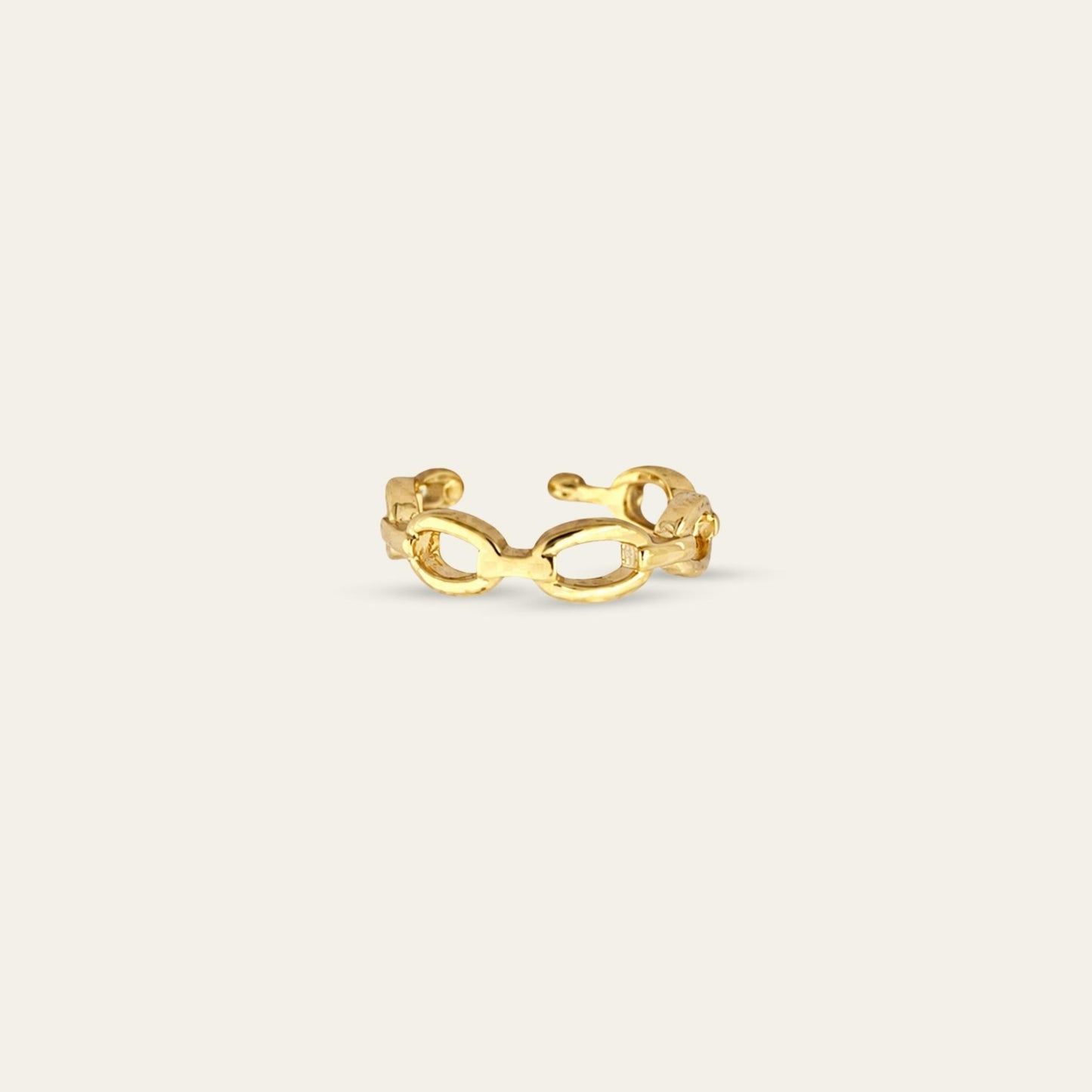 Ear cuff con forma de cadena enchapado en oro de 18 kt, sobre fondo blanco - Coca Johnson Joyas - Chile