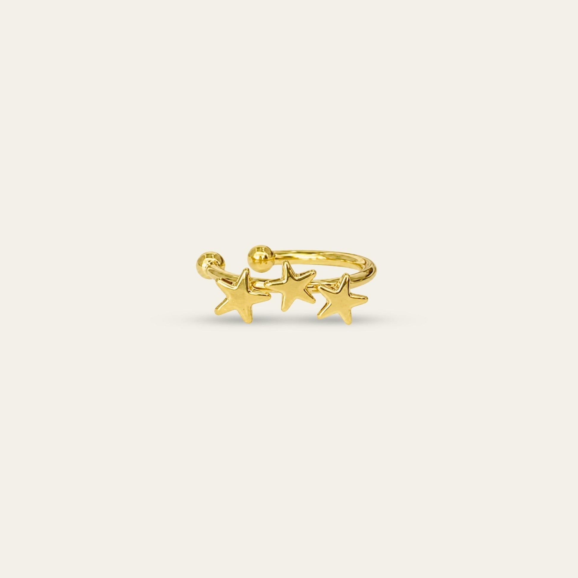 Ear cuff con tres estrellas, enchapado en oro de 18 kt, sobre fondo blanco - Coca Johnson Joyas - Chile