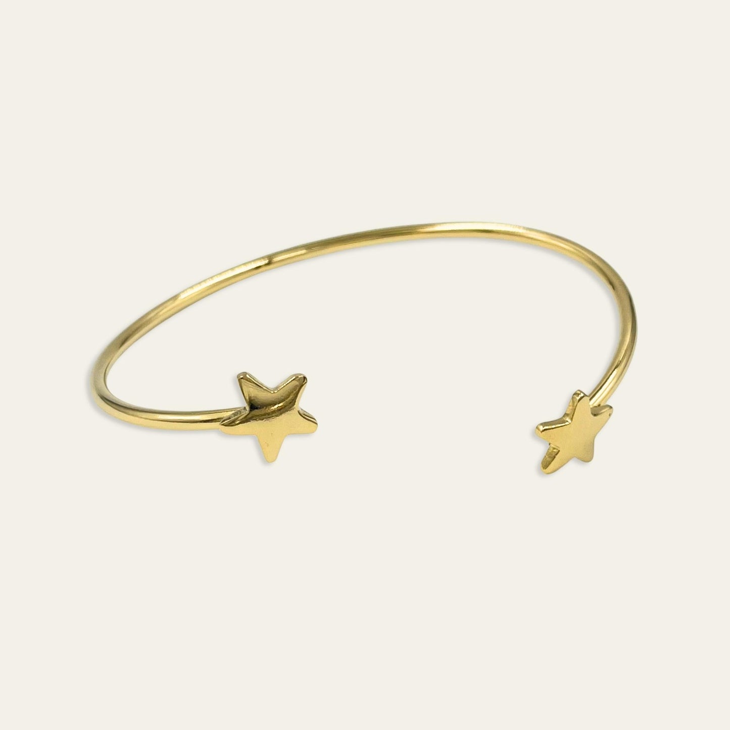 Esclava con estrella en las puntas, enchapada en oro de 18kt, sobre fondo blanco  - Coca Johnson Joyas - Chile