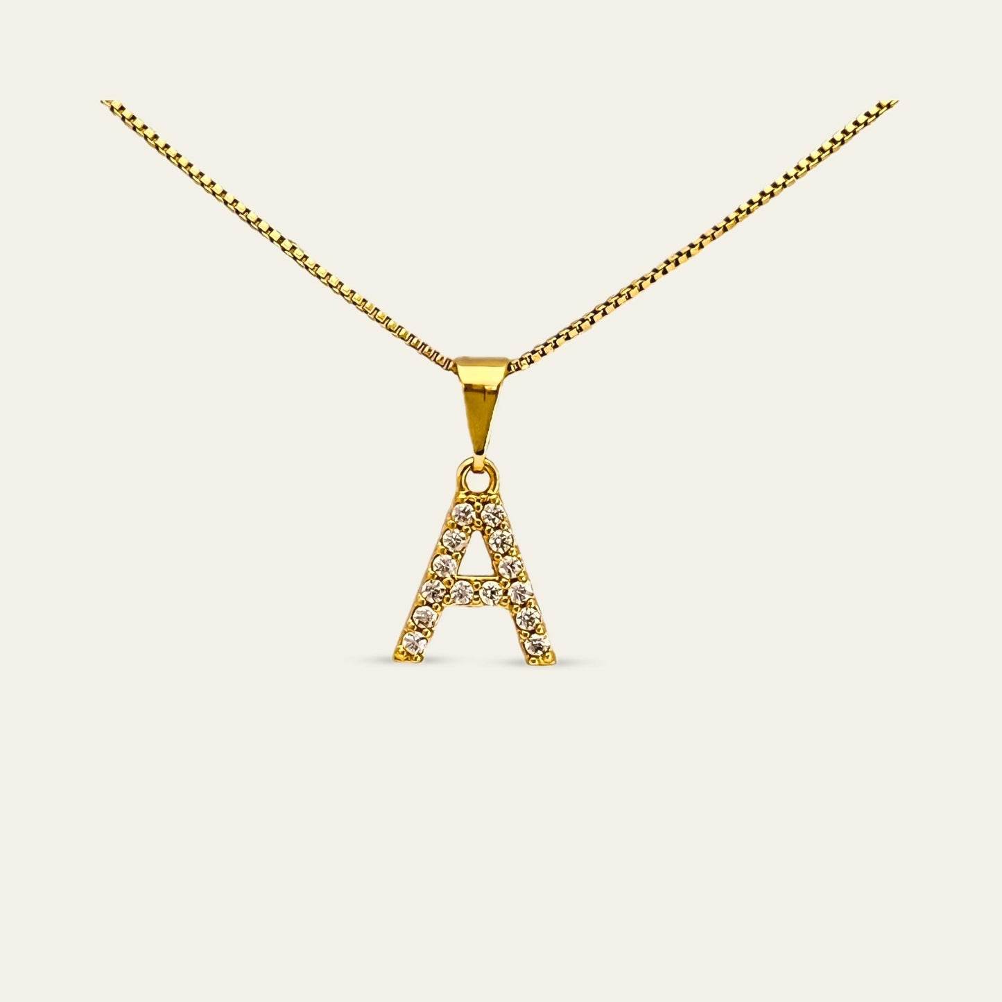 Colgante de letra inicial A enchapado en oro con circones 