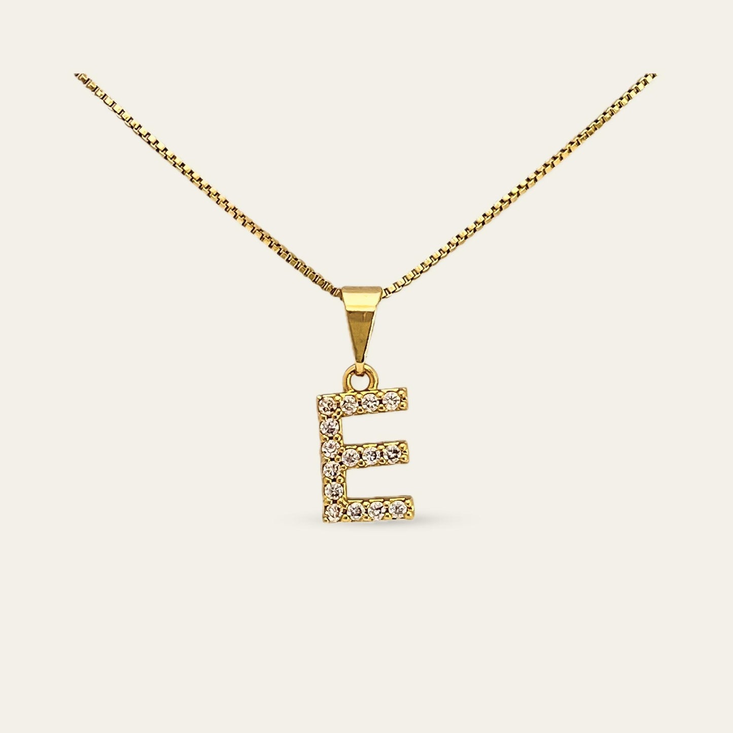 Colgante de letra inicial E enchapado en oro con circones 