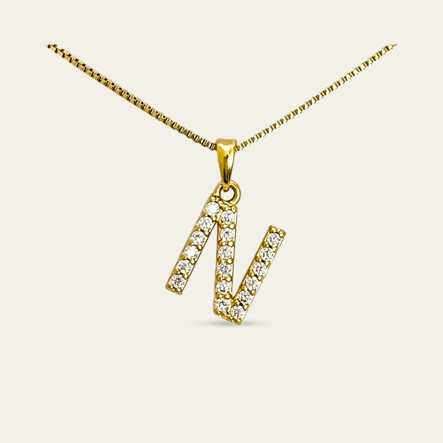 Colgante de letra inicial N enchapado en oro con circones 