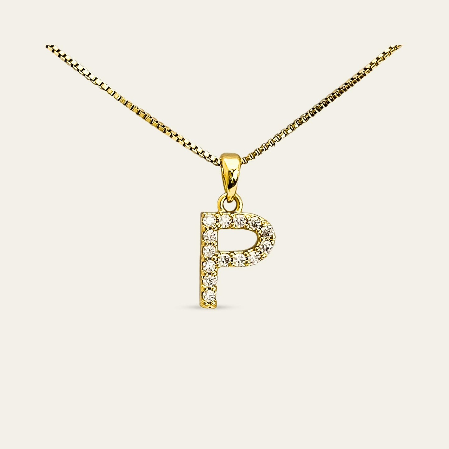 Colgante de letra inicial P enchapado en oro con circones 