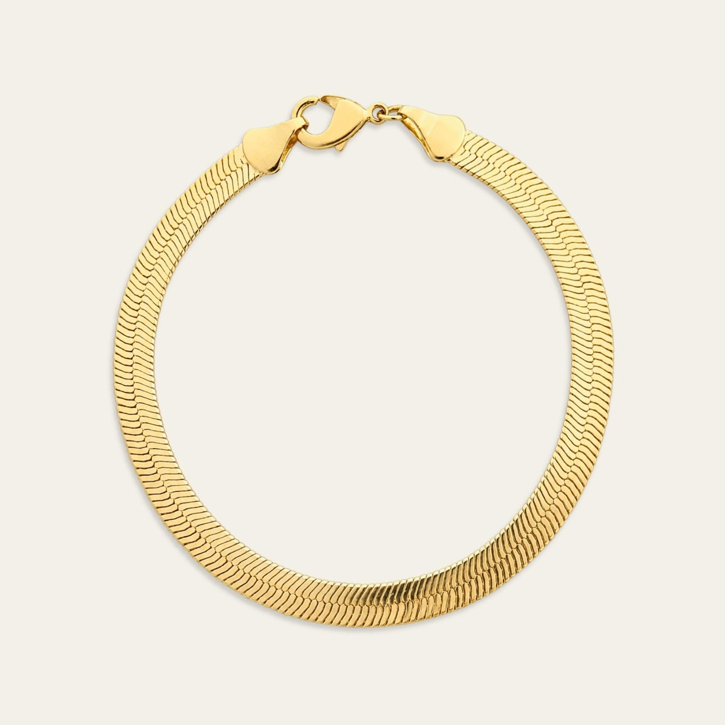 Pulsera de cinta gruesa enchapada en oro de 18kt, sobre fondo blanco - Coca Johnson Joyas - Chile