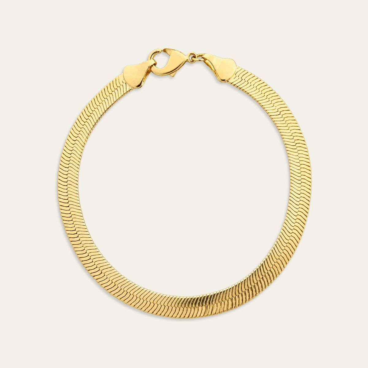 Pulsera de cinta gruesa enchapada en oro de 18kt, sobre fondo blanco - Coca Johnson Joyas - Chile
