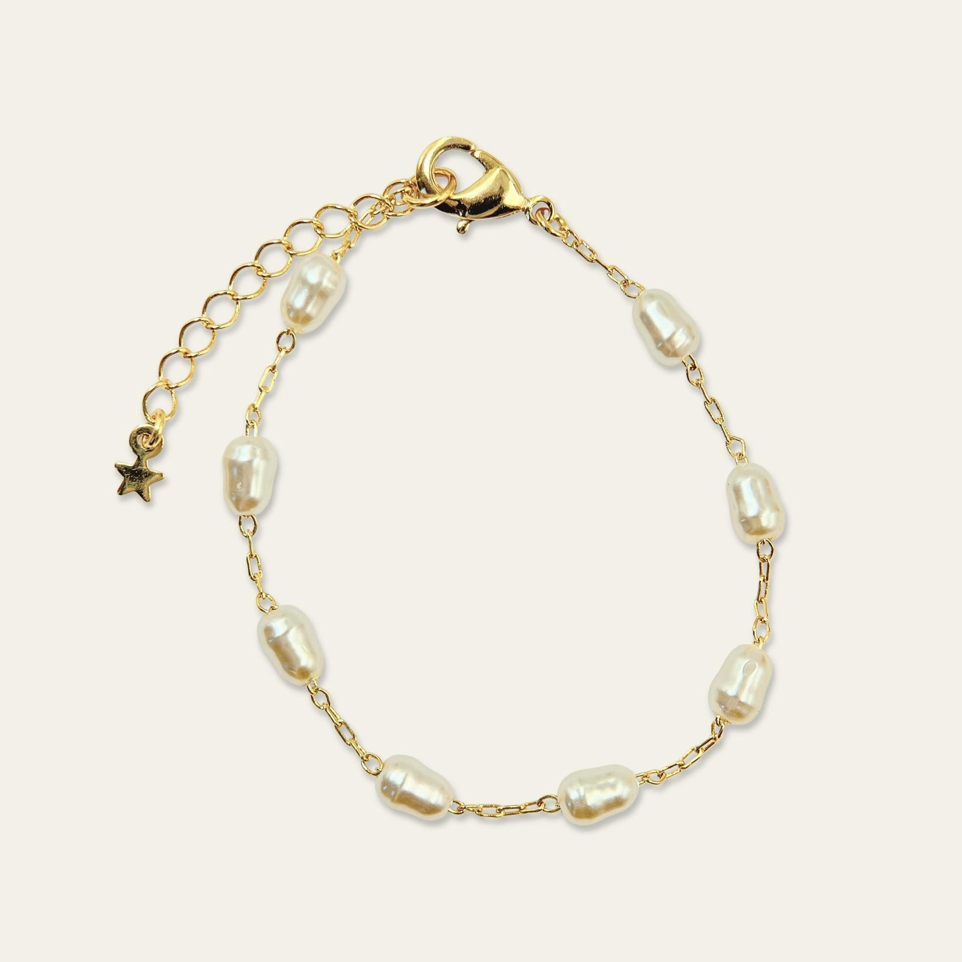 Pulsera de perlitas de rio en cadena enchapada oro 18 kt. sobre fondo blanco- Coca Johnson Joyas - Chile