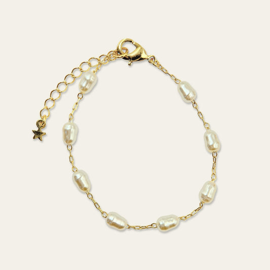 Pulsera de perlitas de rio en cadena enchapada oro 18 kt. sobre fondo blanco- Coca Johnson Joyas - Chile