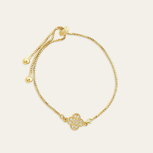 Pulsera con trebol y circones,  enchapada en oro de 18kt, sobre fondo blanco - Coca Johnson Joyas - Chile