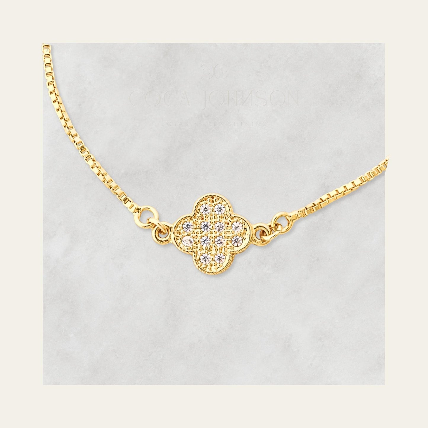 Zoom al trebol con circones,  enchapada en oro de 18kt - Coca Johnson Joyas - Chile