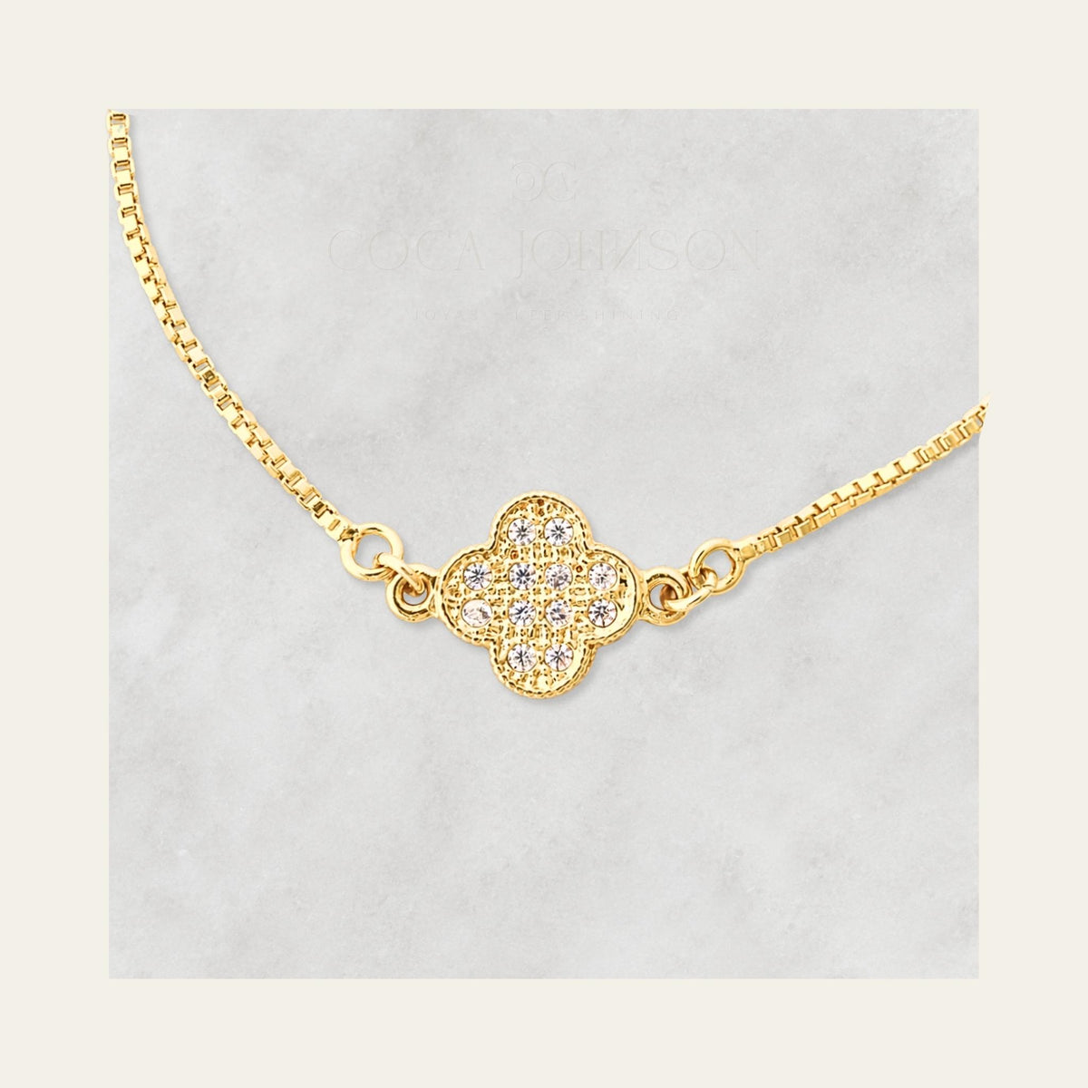 Zoom al trebol con circones,  enchapada en oro de 18kt - Coca Johnson Joyas - Chile