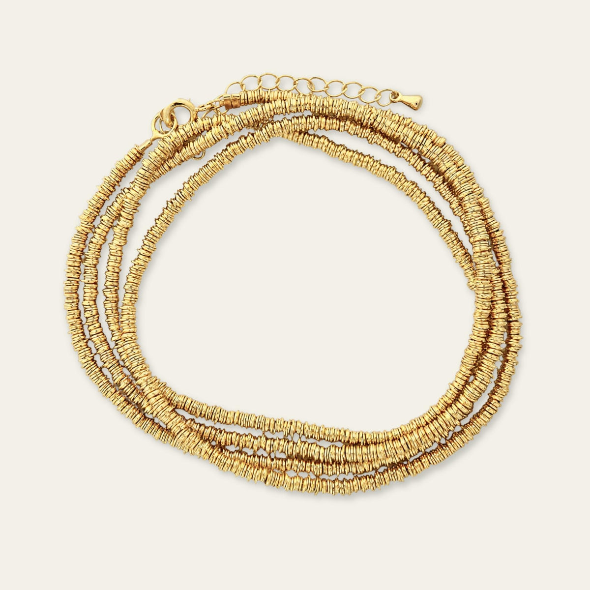 Collar o pulsera de argollitas enchapadas en oro de 18 kt, sobre fondo blanco - Coca Johnson Joyas - Chile