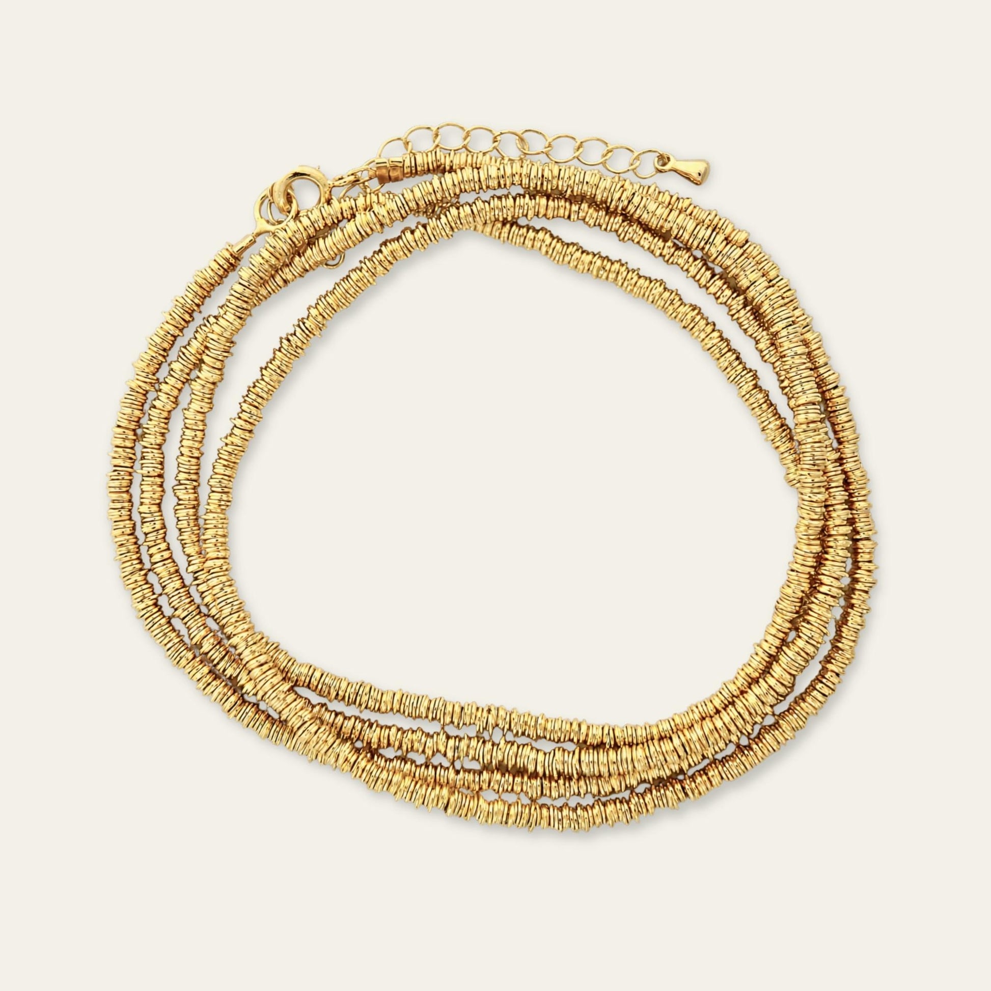 Collar o pulsera de argollitas enchapadas en oro de 18 kt, sobre fondo blanco - Coca Johnson Joyas - Chile