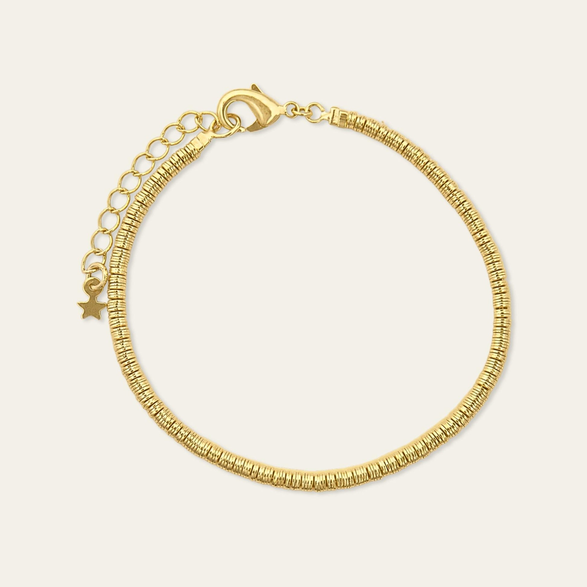 Pulsera de argollitas enchapado en oro de 18 kt, sobre fondo blanco - Coca Johnson Joyas - Chile