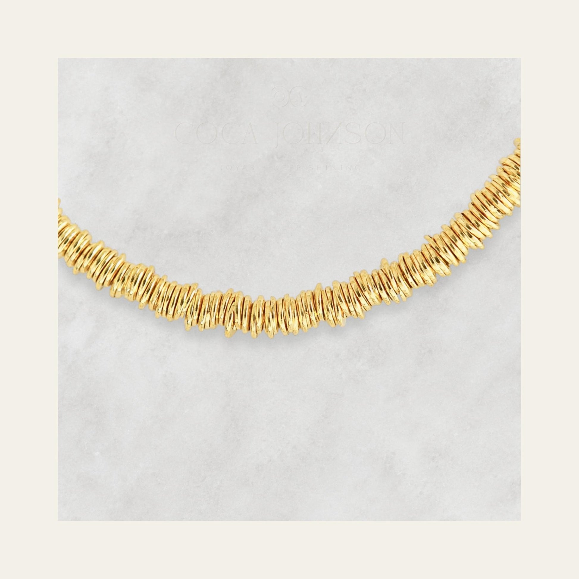 Zoom al detalle de las argollitas enchapadas en oro de 18 kt, - Coca Johnson Joyas - Chile