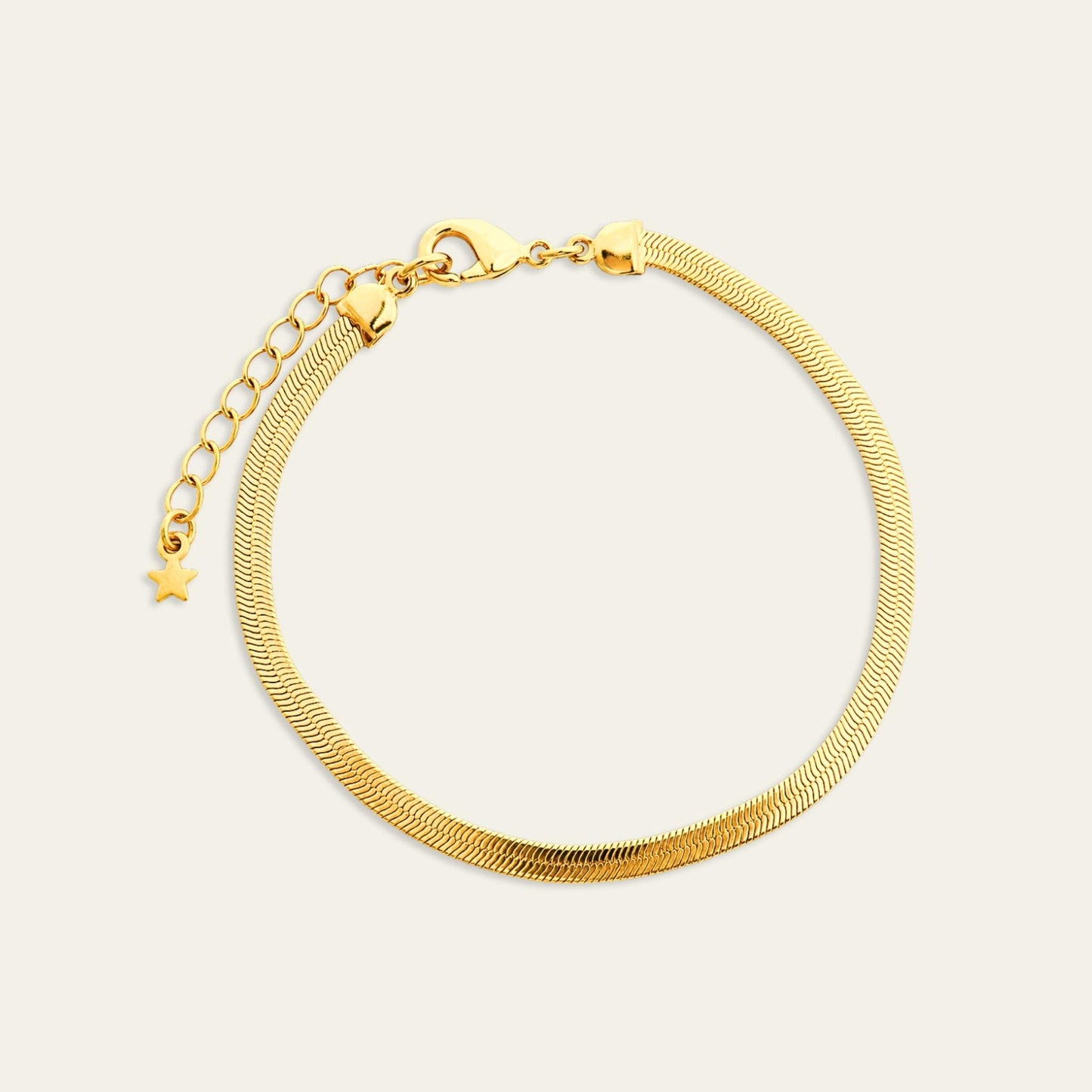 Pulsera tipo cinta delgada, enchapada en oro de 18kt, sobre fondo blanco - Coca Johnson Joyas - Chile