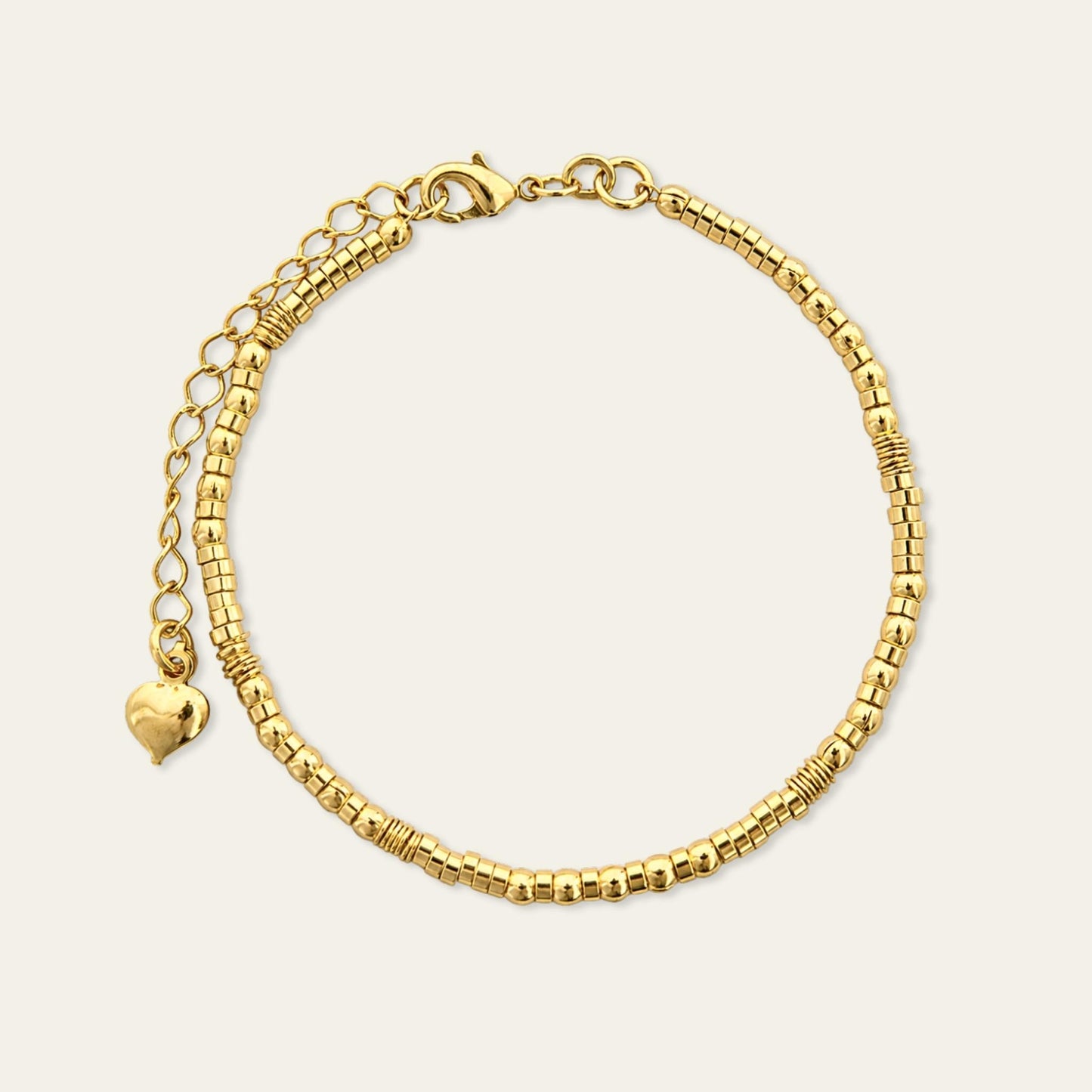 Pulsera de mostacillas y argollitas enchapada en oro de 18kt, sobre fondo blanco - Coca Johnson Joyas - Chile