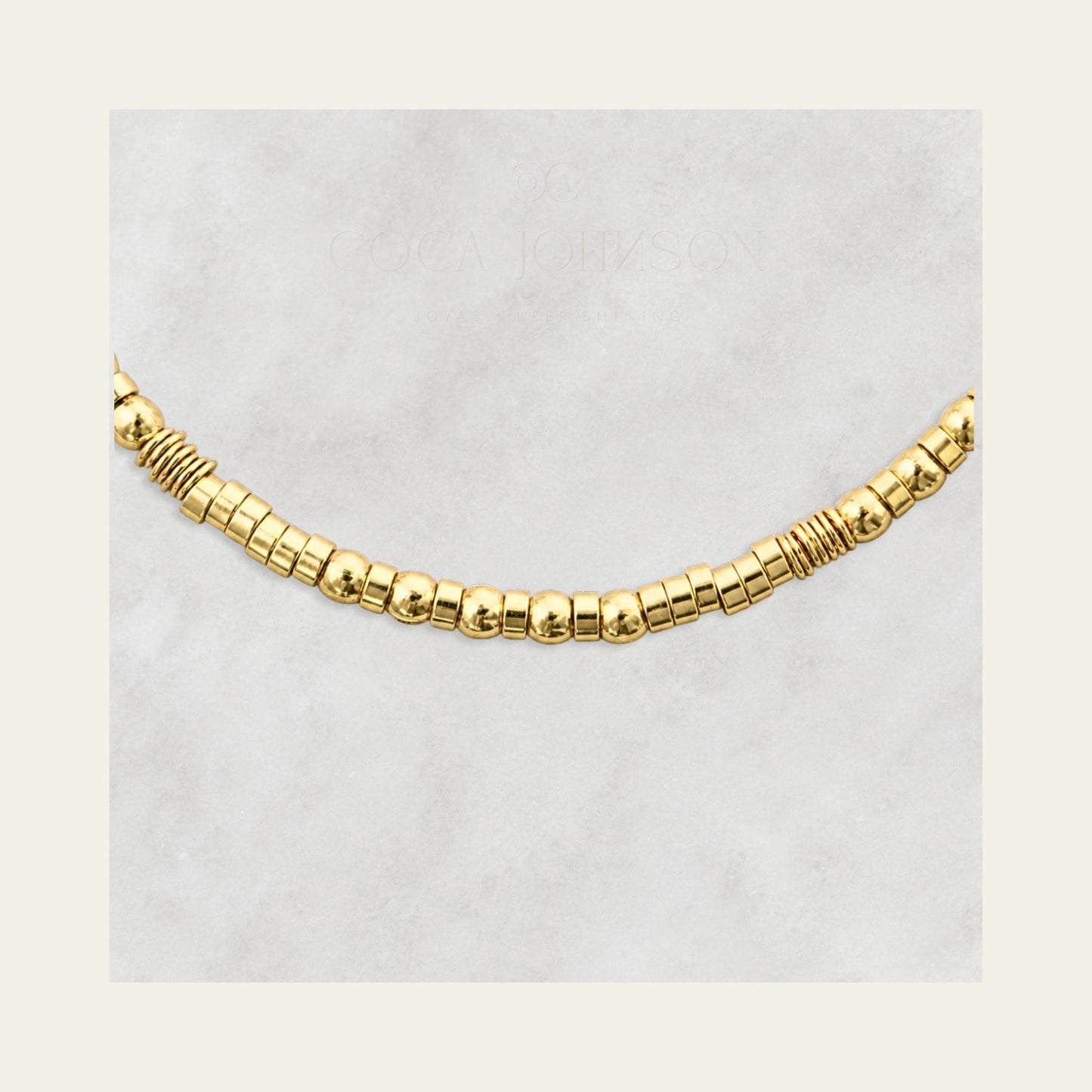 Zoom al detalle de mostacillas y argollitas enchapada en oro de 18kt - Coca Johnson Joyas - Chile