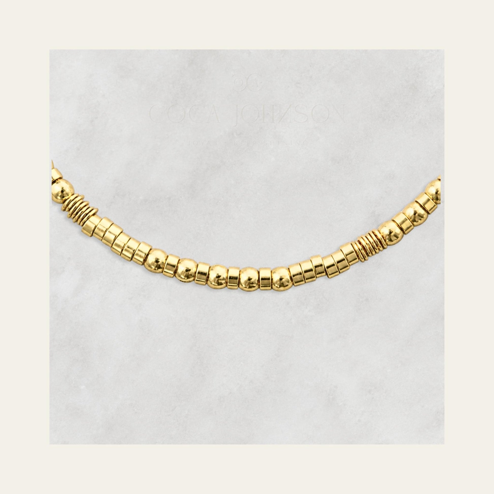 Zoom al detalle de mostacillas y argollitas enchapada en oro de 18kt - Coca Johnson Joyas - Chile