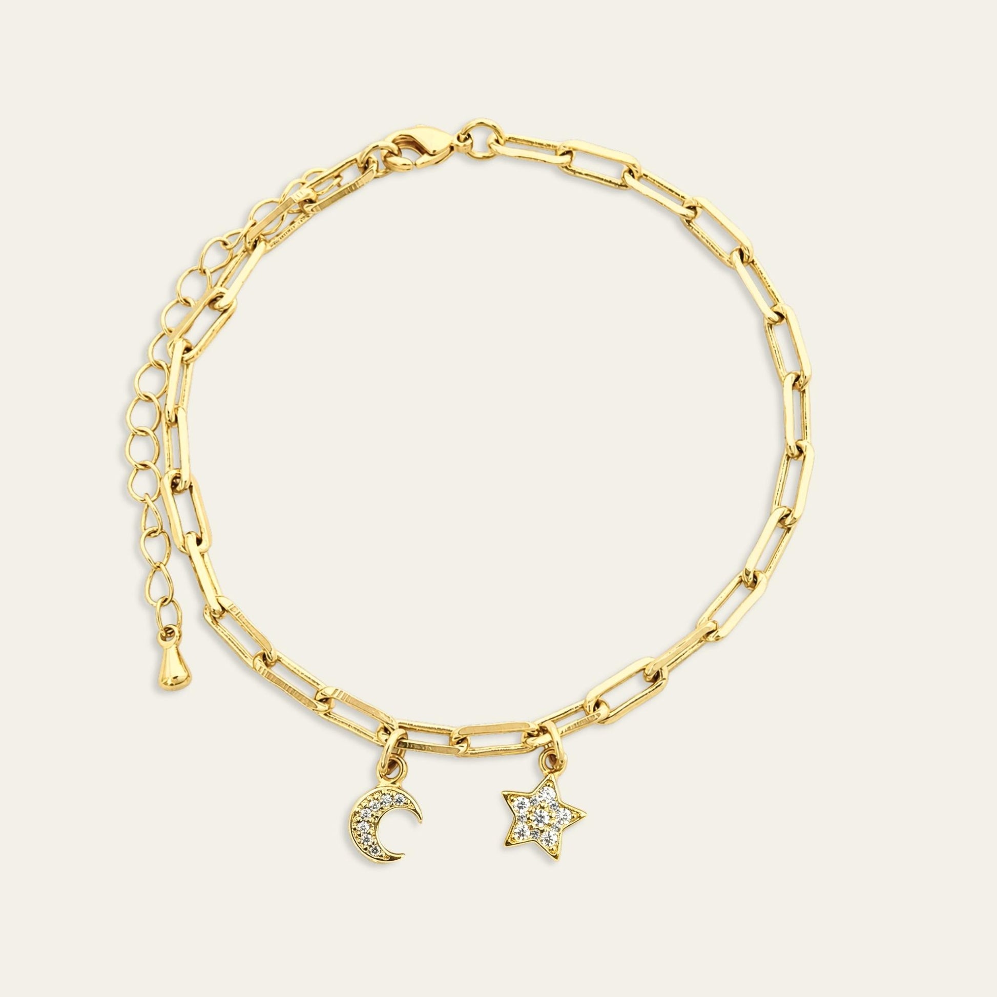 Pulsera de eslabones con colgantes de luna y estrella con circones, enchapada en oro 18kt sobre fondo blanco - Coca Johnson Joyas - Chile