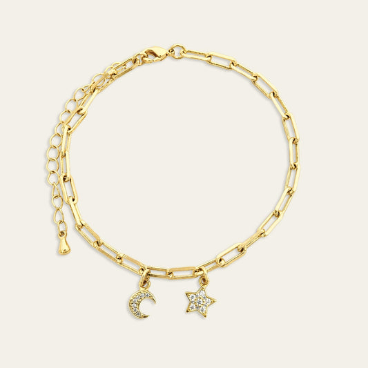 Pulsera de eslabones con colgantes de luna y estrella con circones, enchapada en oro 18kt sobre fondo blanco - Coca Johnson Joyas - Chile