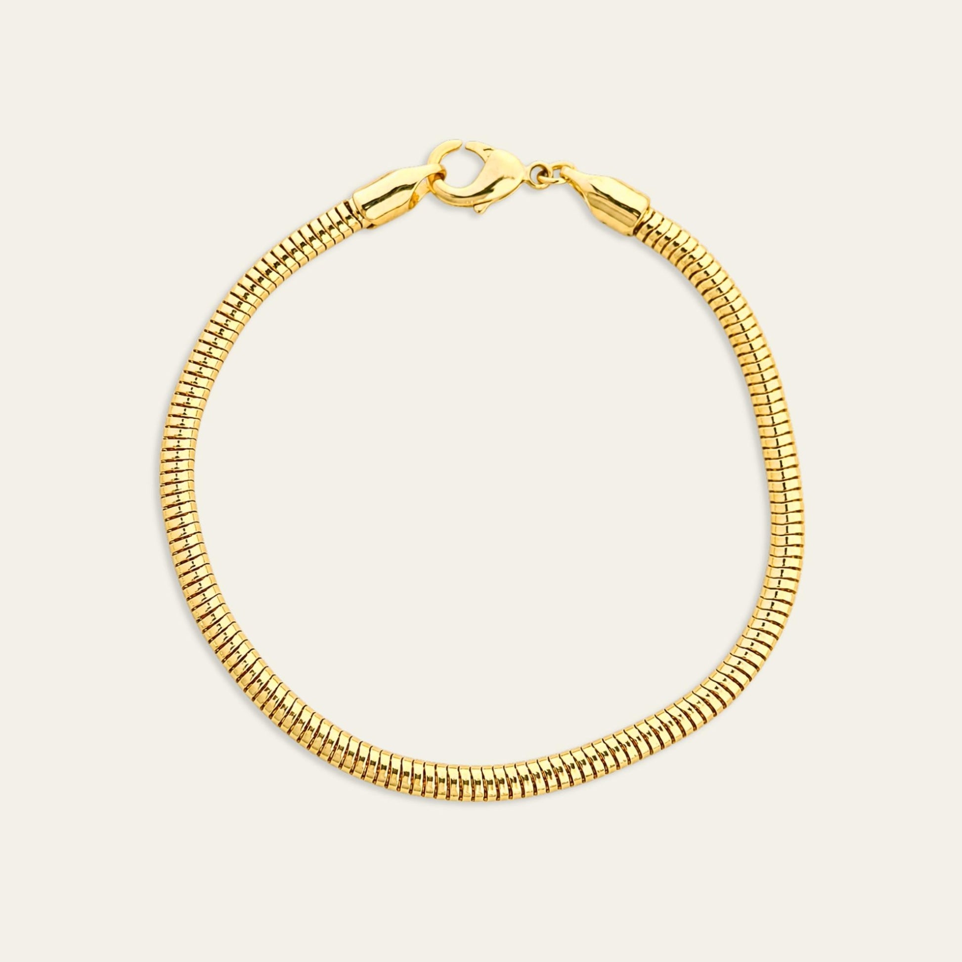 Pulsera tipo snake, enchapada en oro de 18kt, sobre fondo blanco - Coca Johnson Joyas - Chile