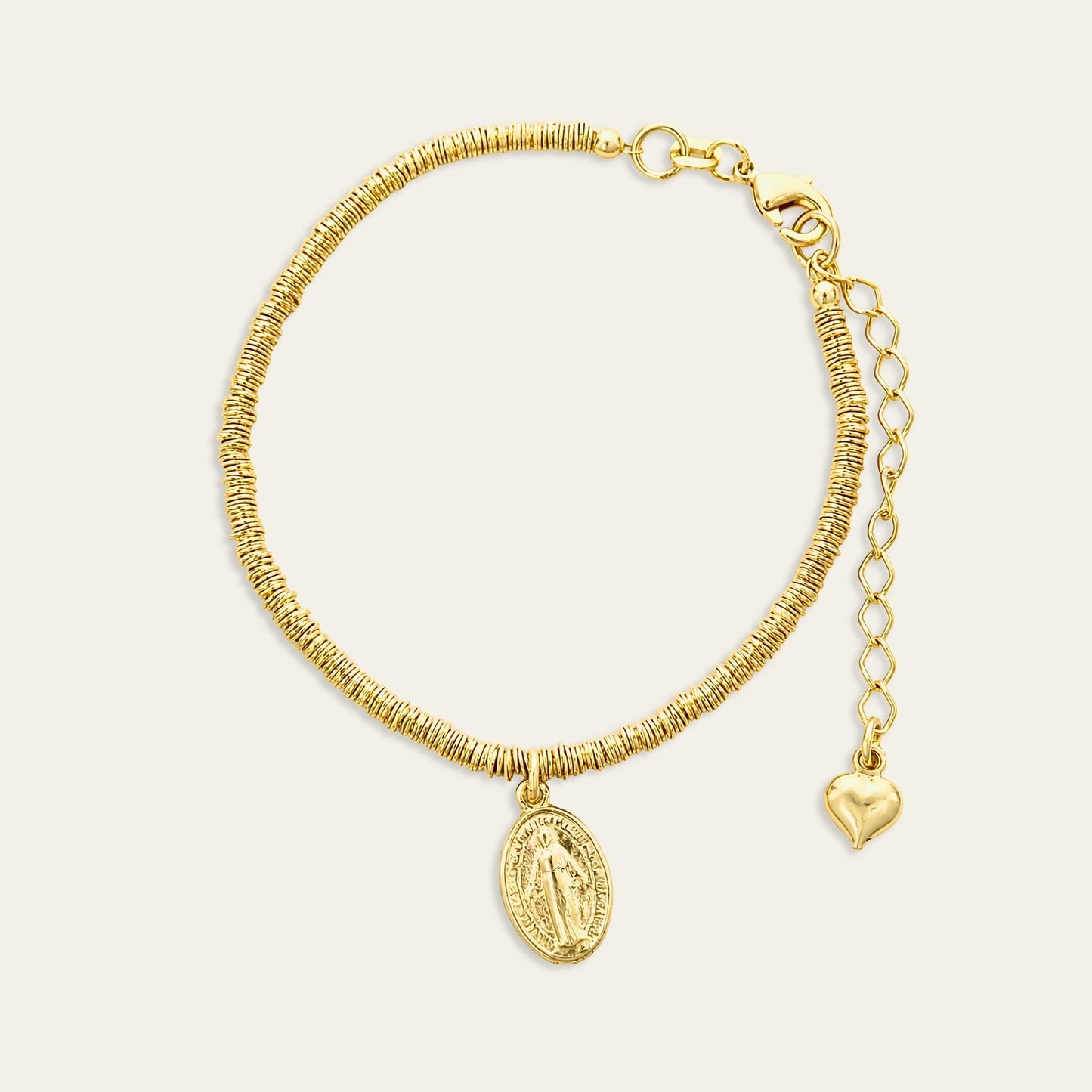Pulsera argollitas enchapada en oro con medalla de virgen de los rayos sobre fondo blanco