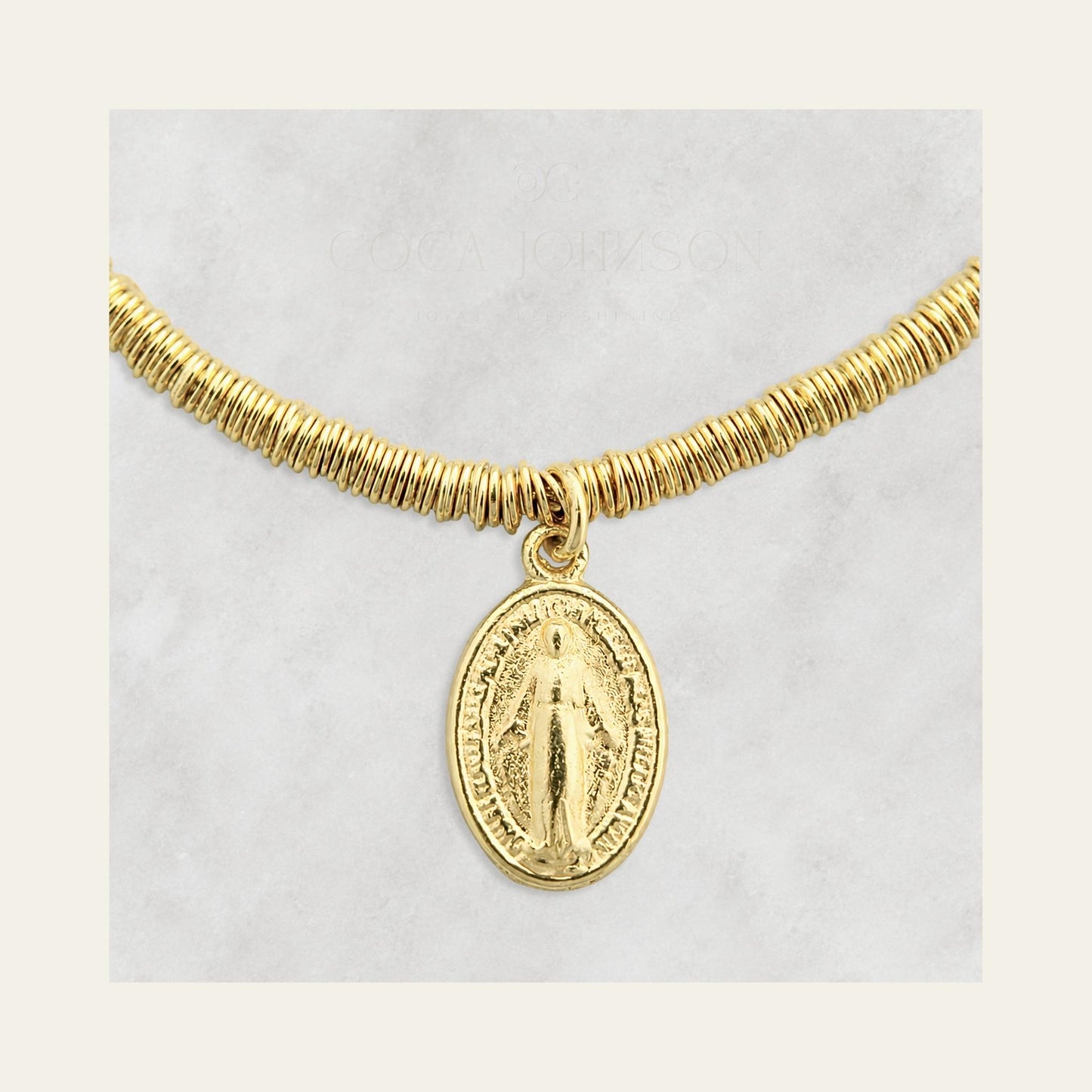 Pulsera argollitas enchapada en oro con medalla de virgen de los rayos zoom en la imagen - Coca Johnson Joyas - Chile