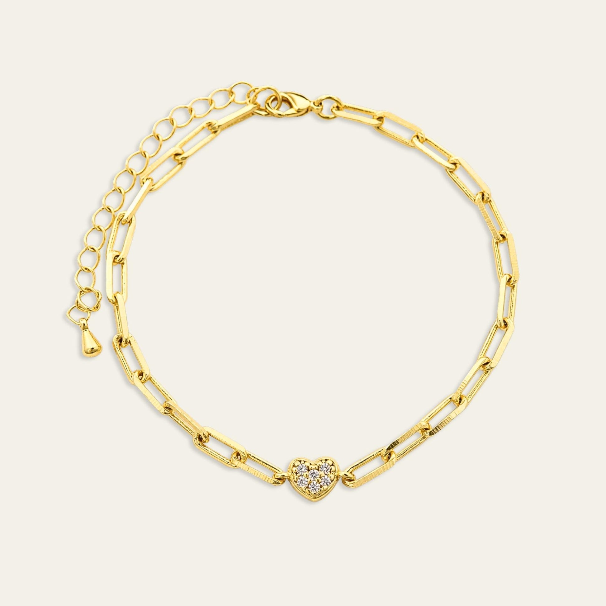 Pulsera de eslabones enchapado en oro de 18 Kt con corazón con circones sobre fondo blanco - Coca Johnson Joyas - Chile