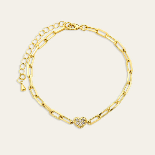 Pulsera de eslabones enchapado en oro de 18 Kt con corazón con circones sobre fondo blanco - Coca Johnson Joyas - Chile