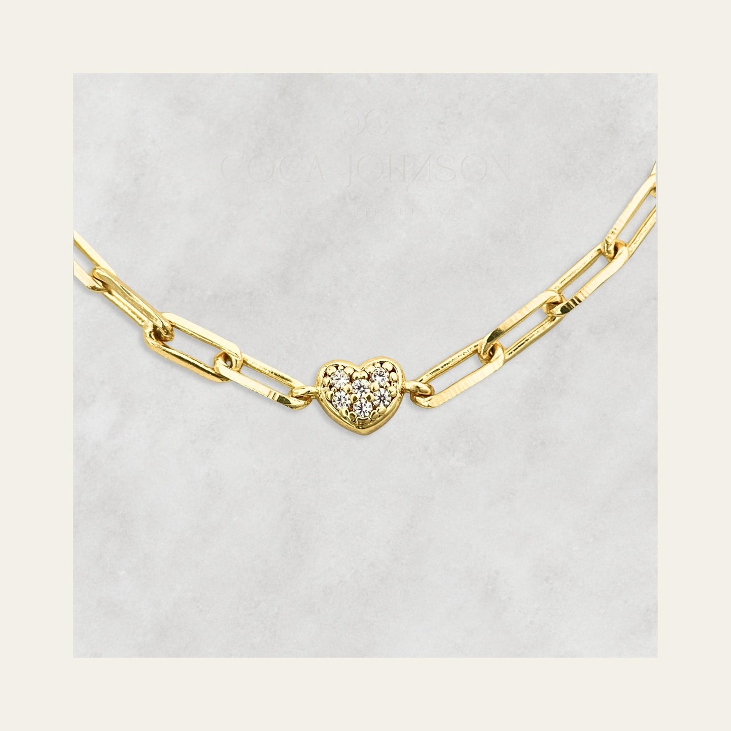 Pulsera de eslabones enchapado en oro de 18 Kt con corazón con circones, zoom en el corazón con circones - Coca Johnson Joyas - Chile