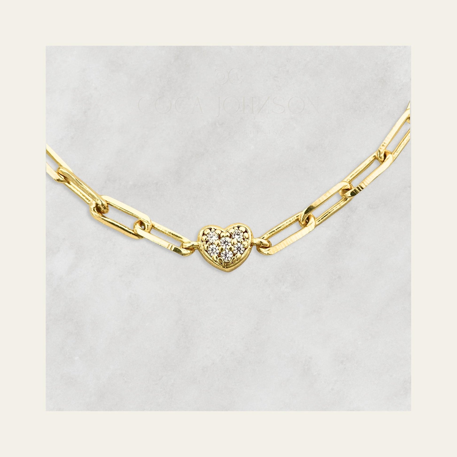 Pulsera de eslabones enchapado en oro de 18 Kt con corazón con circones, zoom en el corazón con circones - Coca Johnson Joyas - Chile