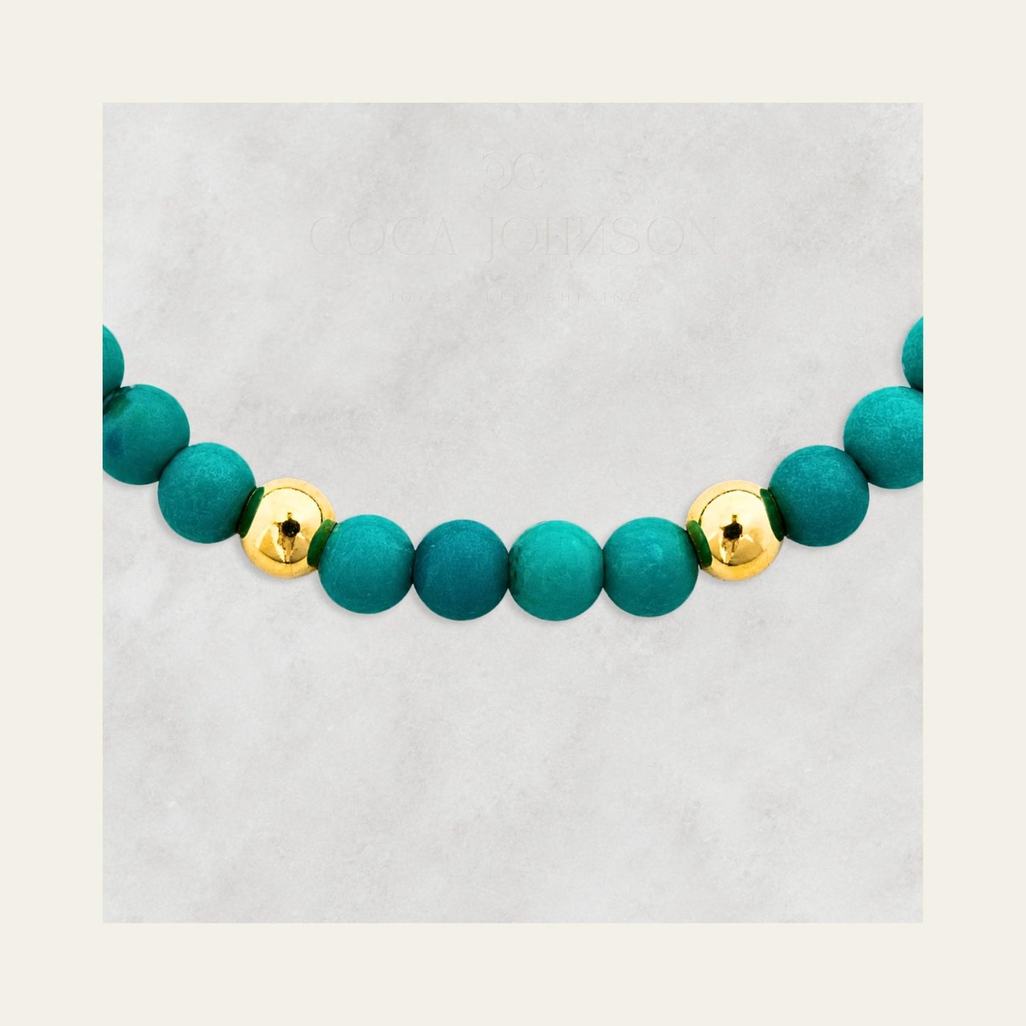 Pulsera de piedra natural turquesa verde y esferas enchapados en oro de 18 Kt, zoom a la de 4 mms - Coca Johnson Joyas - Chile