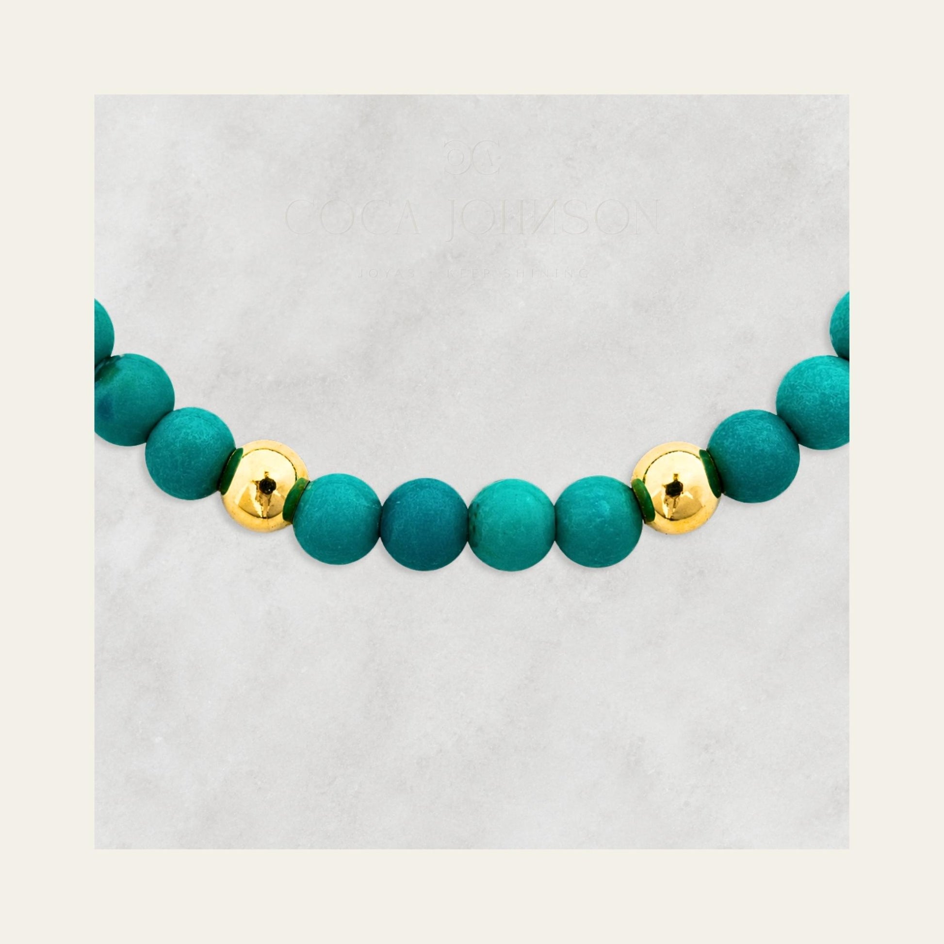 Pulsera de piedra natural turquesa verde y esferas enchapados en oro de 18 Kt, zoom a la de 4 mms - Coca Johnson Joyas - Chile