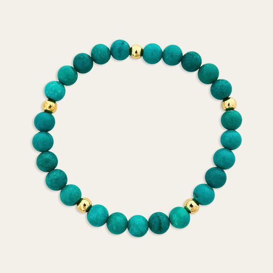 Pulsera de piedra natural turquesa verde y esferas enchapados en oro de 18 Kt, sobre fondo blanco - Coca Johnson Joyas - Chile