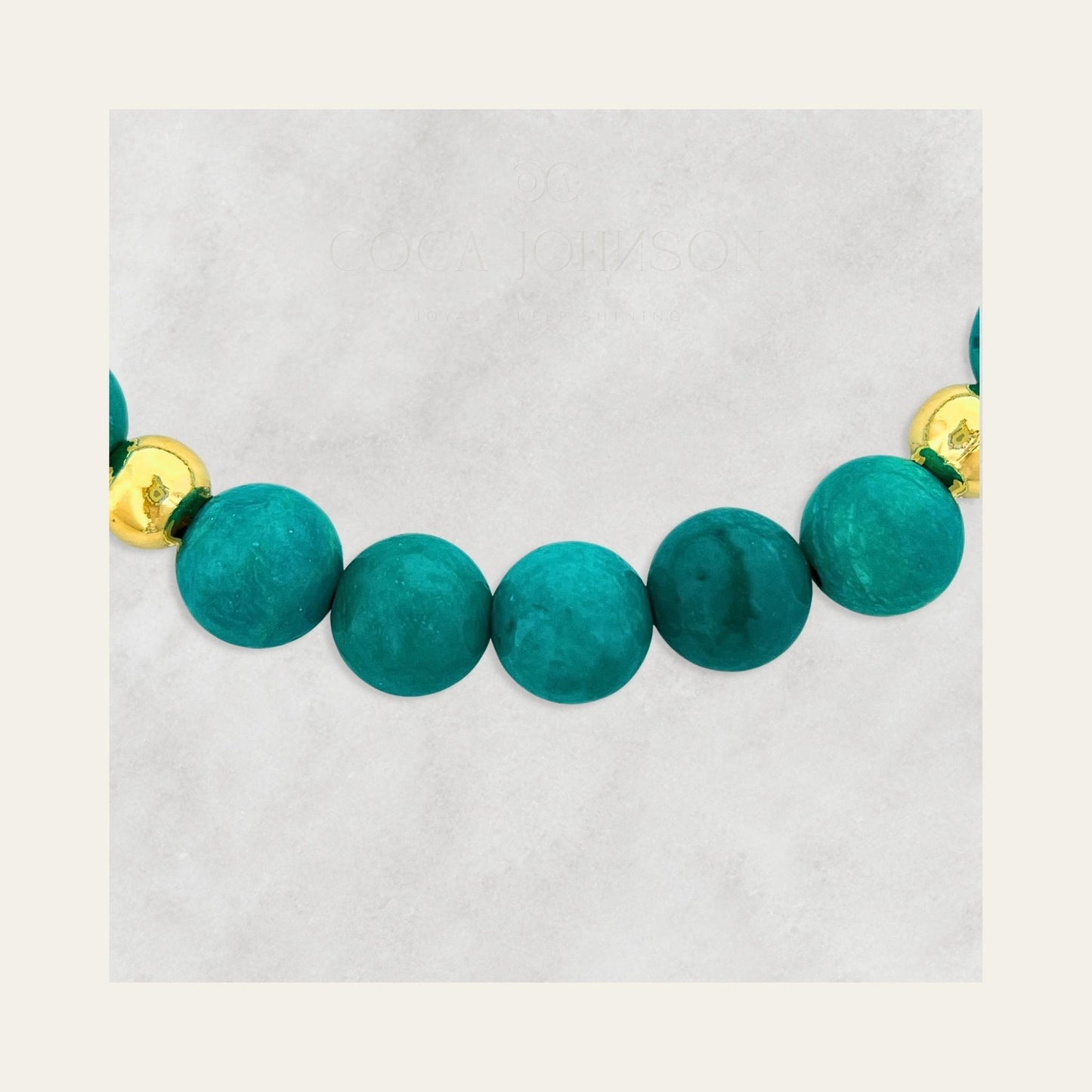 Pulsera de piedra natural turquesa verde y esferas enchapados en oro de 18 Kt, zoom a la de 6 mms - Coca Johnson Joyas - Chile