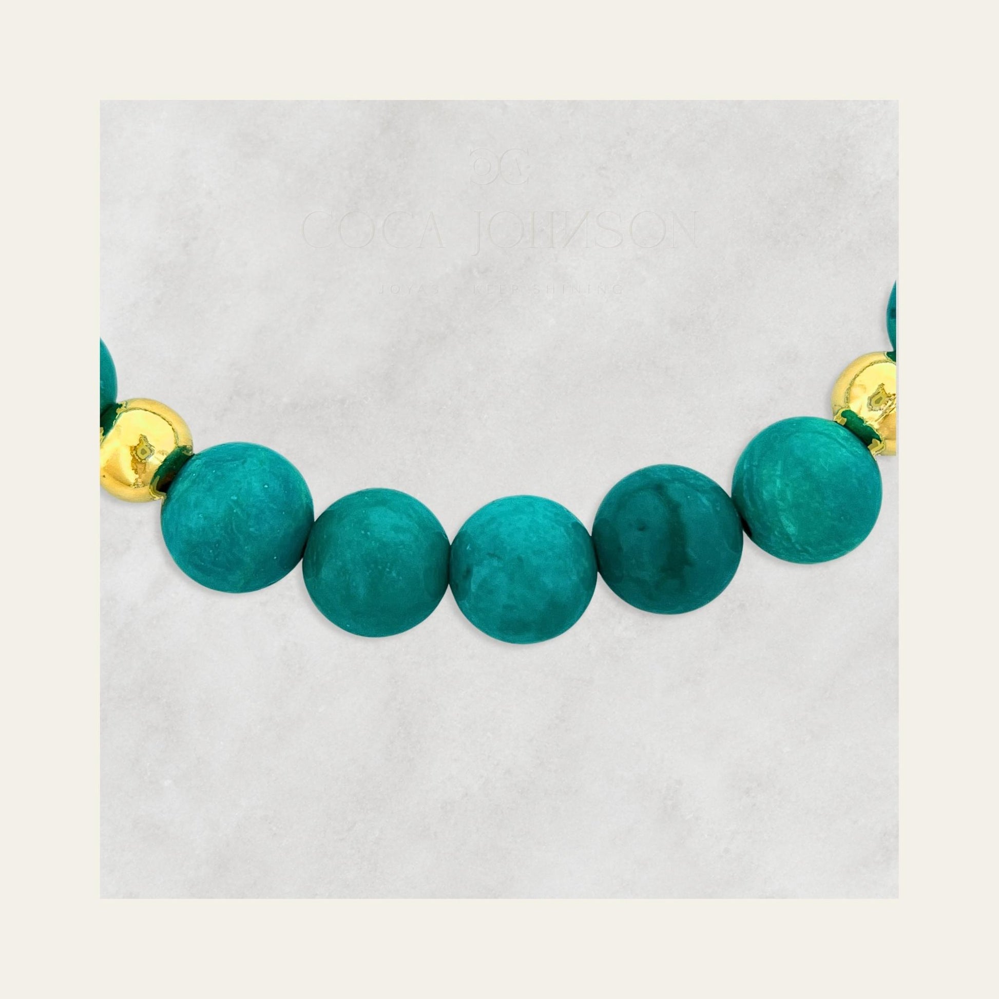 Pulsera de piedra natural turquesa verde y esferas enchapados en oro de 18 Kt, zoom a la de 6 mms - Coca Johnson Joyas - Chile