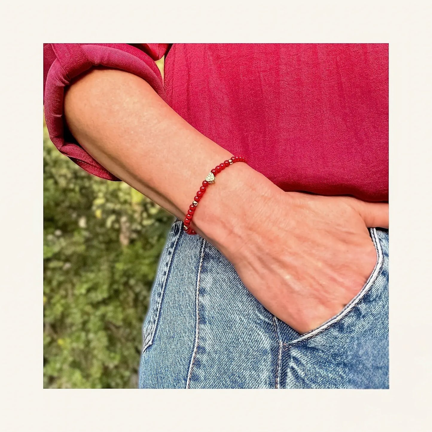 Pulsera de piedra R jade rojo, esferas y corazón con circones enchapados en oro de 18 Kt, en uso sola - Coca Johnson Joyas - Chile