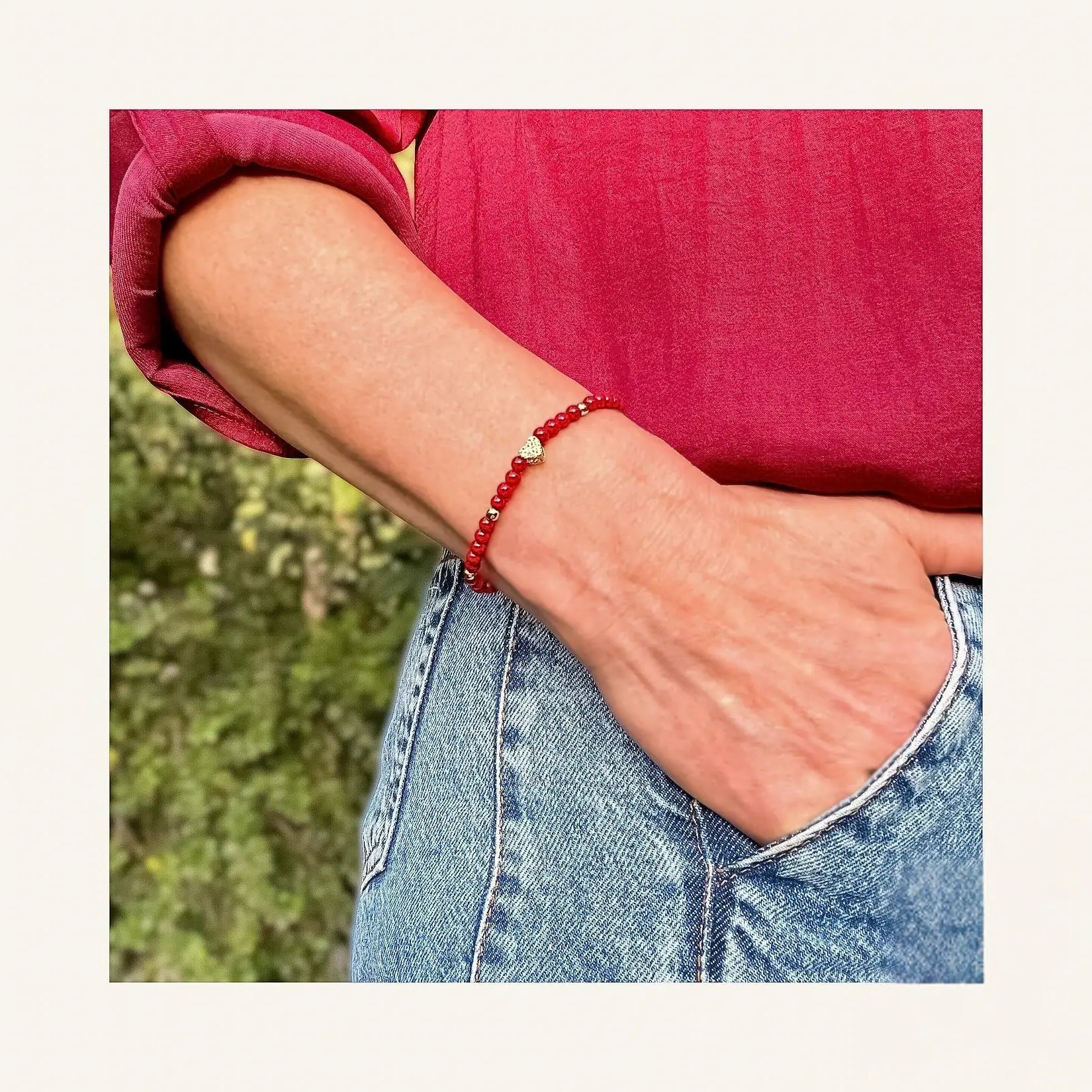 Pulsera de piedra R jade rojo, esferas y corazón con circones enchapados en oro de 18 Kt, en uso sola - Coca Johnson Joyas - Chile