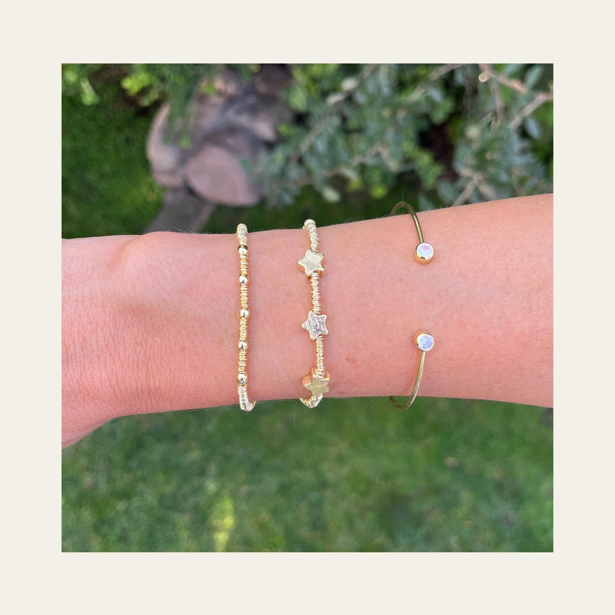 Esclava con dos circones en las puntas, enchapada en oro de 18kt, en uso con otras pulseras  - Coca Johnson Joyas - Chile