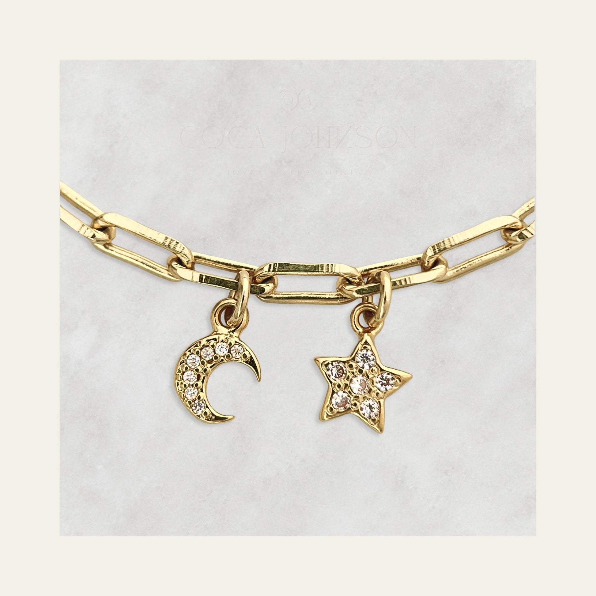 Pulsera de eslabones con colgante de luna y estrella con circones, enchapada en oro 18kt. Zoom a la estrella y luna - Coca Johnson Joyas - Chile