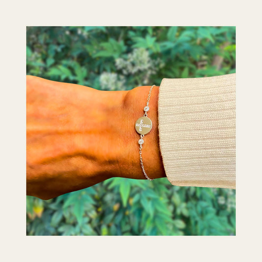 Pulsera de plata con placa central con cruz con minicircones y 2 circones de 3 mm laterales