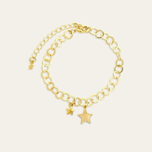 Pulsera con eslabones y dos estrellas colgantes,  enchapada en oro de 18kt, sobre fondo blanco  - Coca Johnson Joyas - Chile