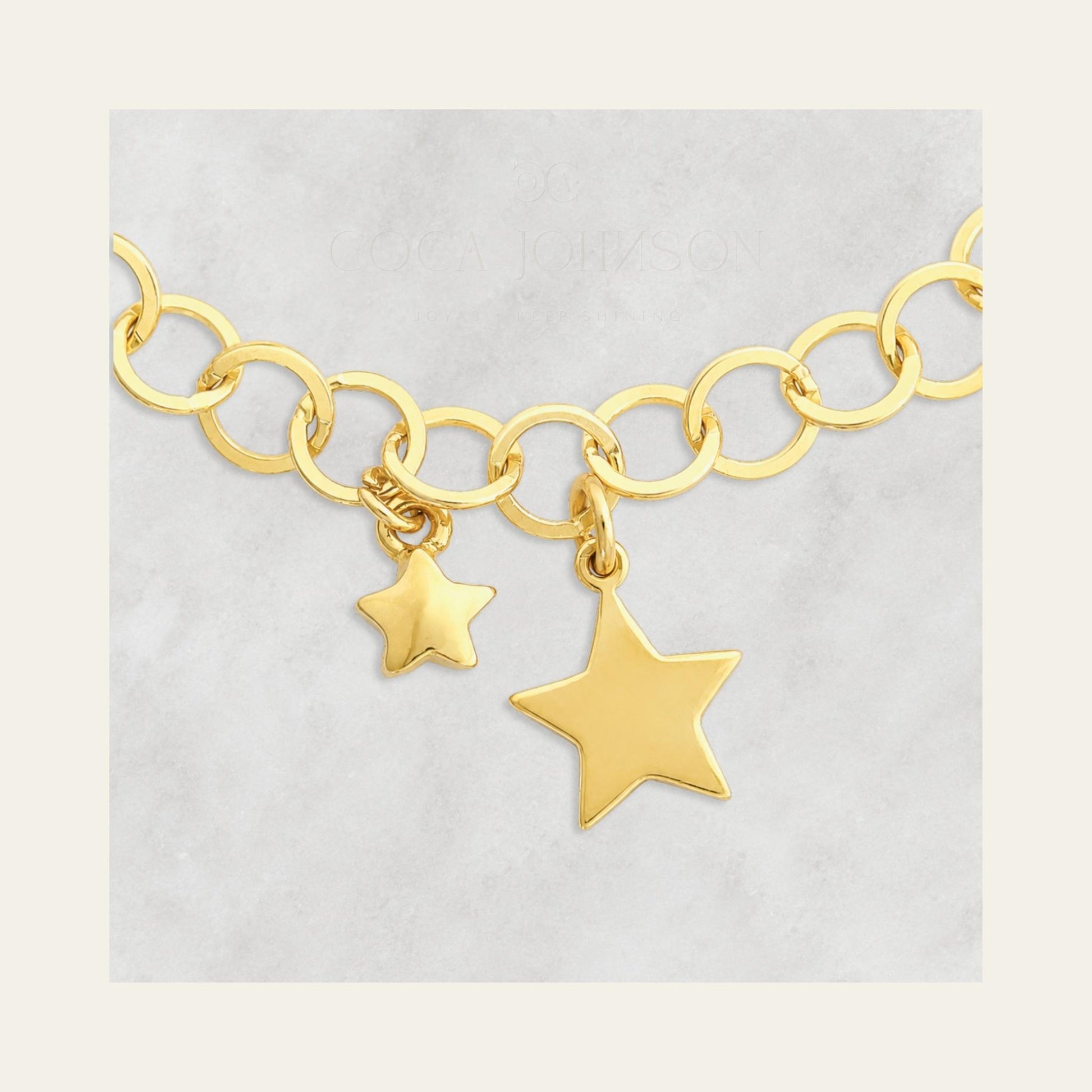 Pulsera con eslabones y dos estrellas colgantes,  enchapada en oro de 18kt, zoom a las estrellas  - Coca Johnson Joyas - Chile