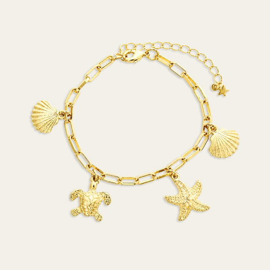 Pulsera de eslabones enchapada en oro de 18 Kt con charms marinos sobre fondo blanco - Coca Johnson Joyas - Chile