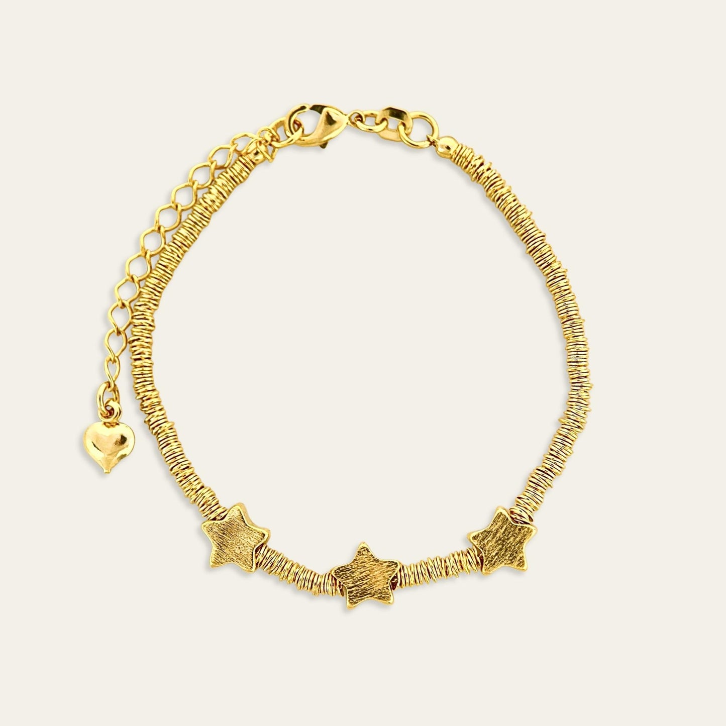Pulsera de argollitas con 3 estrellas satinadas, enchapada en oro de 18kt, sobre fondo blanco - Coca Johnson Joyas - Chile
