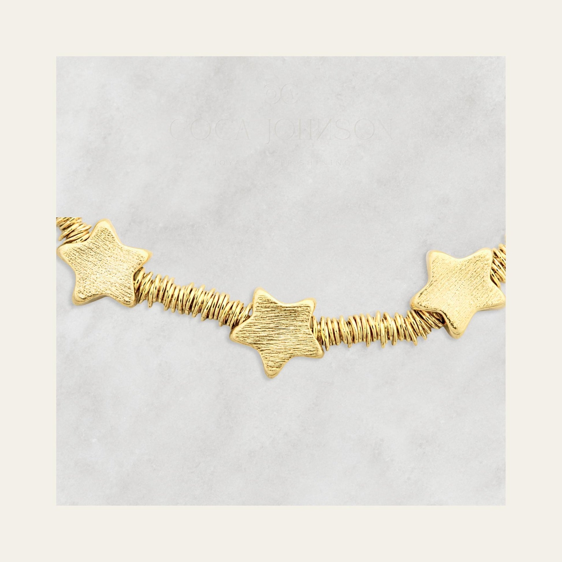 Zoom a las 3 estrellas satinadas, enchapada en oro de 18kt - Coca Johnson Joyas - Chile