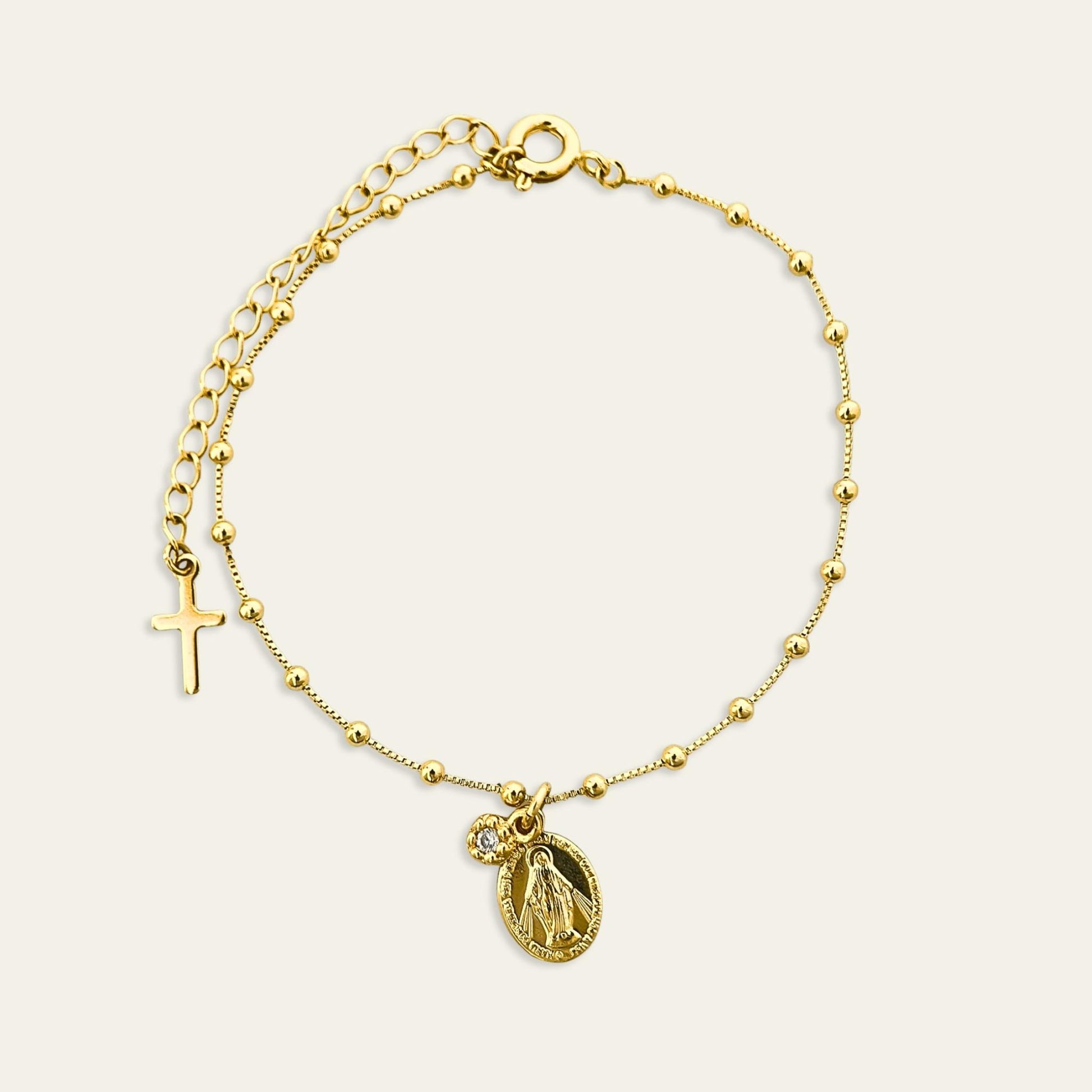 Pulsera enchapada en oro de 18 Kt con colgante de Virgen de los Rayos y circón, sobre fondo blanco - Coca Johnson Joyas - Chile